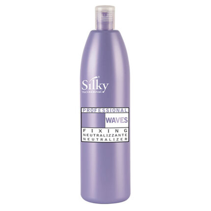 SILKY 00 FIXING 1000ML är en lila flaska idealisk för kvinnor som söker felfri hårstyling och behandling. Dess eleganta cylindriska design är täckt med ett klart, runt lock för bekvämlighet och elegans.