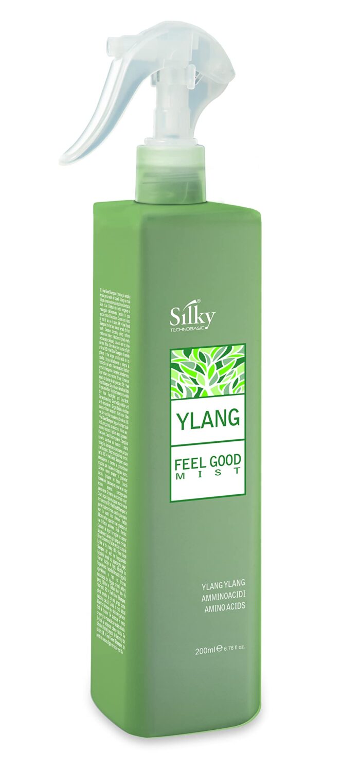 "Silky Ylang Feel Good Mist Spray 200ml" i en grön sprayflaska har en lättanvänd plastspruta. Dess lummiga design framhäver fördelarna med ylang ylang och aminosyror, perfekt för kvinnor som söker en föryngrande upplevelse.