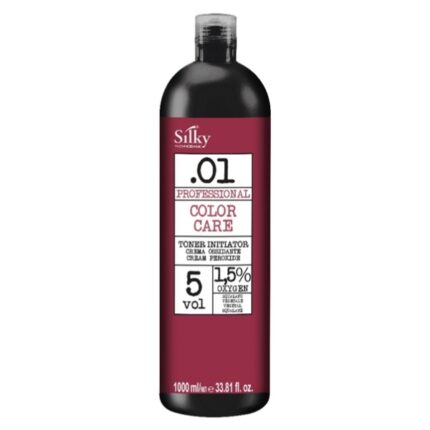 SILKY 01 TONER INITIATOR 1000ML, designad för kvinna, har en vinröd etikett med vit och svart text. Den innehåller 1000 ml (33,81 fl. oz.) vid 0,1 % volym och innehåller 1,5 % syre, perfekt för olika hårprodukters behov.