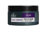 En 250 ml burk i mörkgrönt märkt "SILKY REVIVE Mask DIRECT COLOR VIOLET" har ett svart lock, med etiketten med snygg lila och vit text.