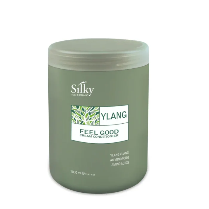 SILKY YLANG FEEL GOOD krämbalsam för män kommer i en 1000 ml grön cylindrisk behållare med ett botaniskt motiv, med ylang-ylang och aminosyror för lyxig vård.