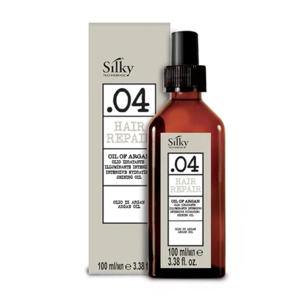 En brun flaska märkt "SILKY 04 OIL OF ARGAN 100ML" med ett spraymunstycke står framför en matchande "Silky Sverige"-låda. Lämplig för både män och kvinnor, 100 ml (3,38 fl oz) produkten använder arganolja för effektiv hårreparation.