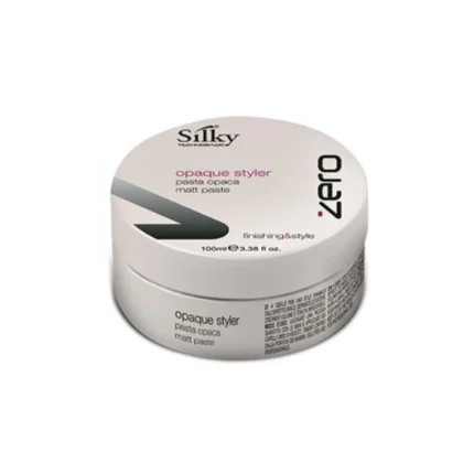 Den SILKY ZERO OPAQUE STYLER MATT 100ML vita behållaren visar upp hårprodukters excellens, med engelsk och italiensk text som understryker dess fantastiska finish och stylingkvaliteter. Upplev Silky Sverige hantverk för dina hårstylingsbehov.