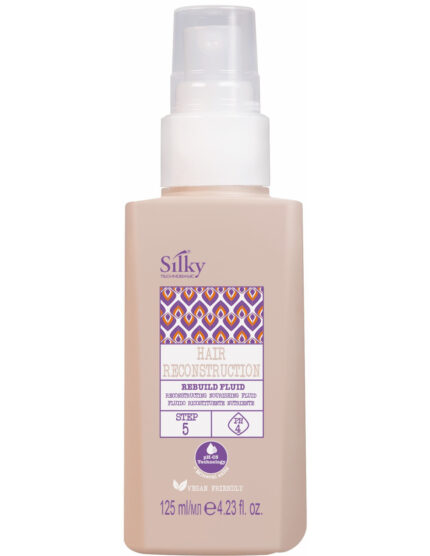 En 125 ml beige flaska med Silky Sveriges SILKY HAIR REBUILD FLUID. Designad för män, den har en mönstrad etikett med "Steg 5" och veganvänliga symboler, perfekt för dem som söker premium hårprodukter.