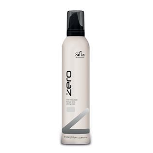 En vit flaska SILKY ZERO IRON MOUSSE 300ML med svart lock, designad för orange tonkontroll i håret. Lämplig för kvinna och för man, den visar upp minimalistisk text och elegant design, typiskt för premiummärket Silky Sverige.